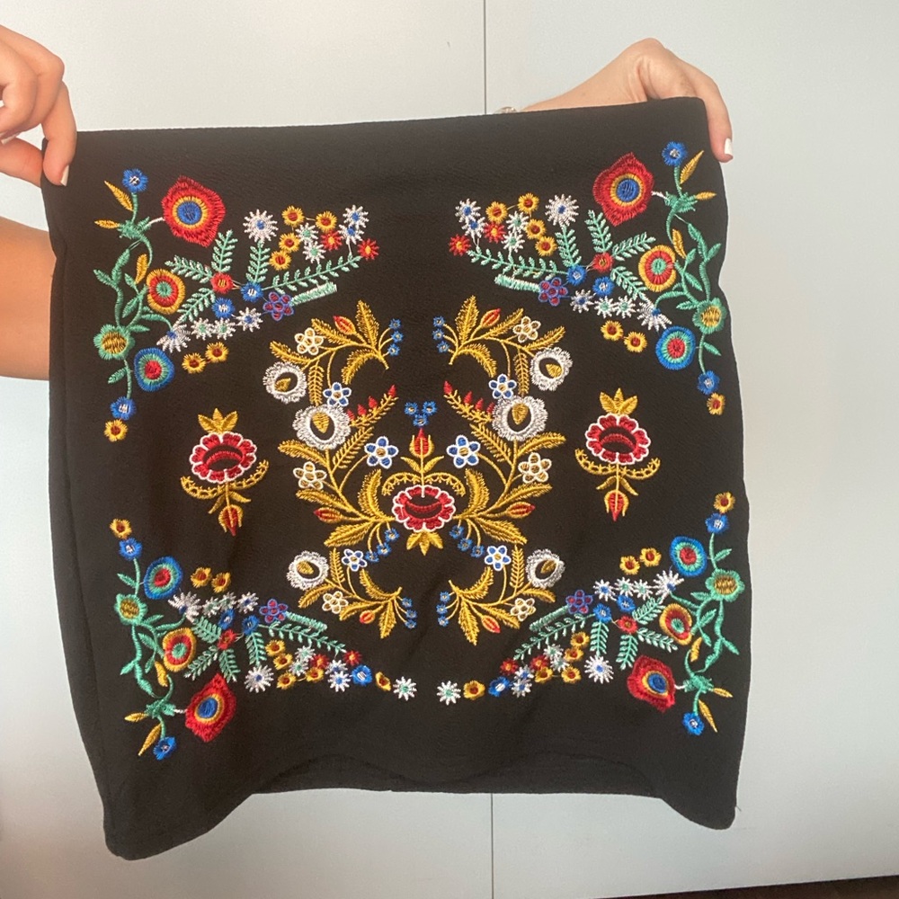 Cute skirt with zipper in back!